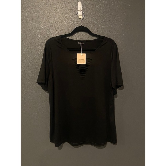 BloomChic Tops - BloomChic Elegant Black Short Sleeve Top